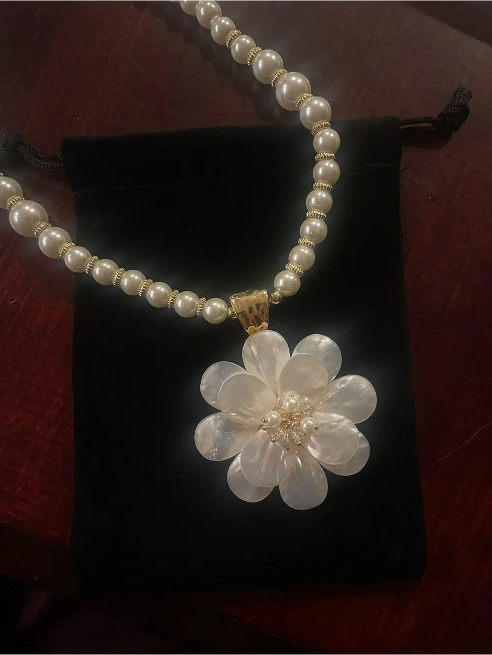 Lustrous White Pearl Bead Necklace with Mother-of-Pearl Flower Pendant